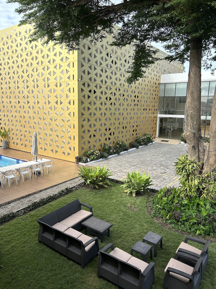 The Cabin Hotel 33/41