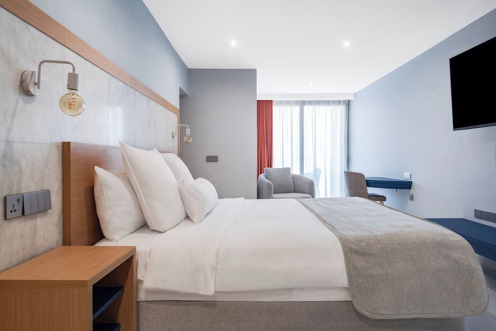 Reef Hotel & Spa 36/87