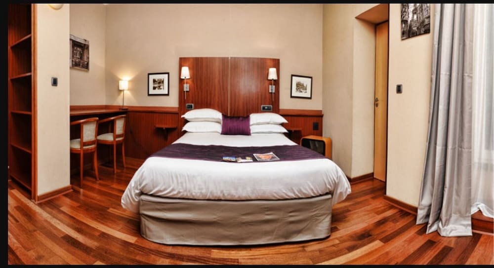 Room at Hotel George Sand Opera Paris, PARIS