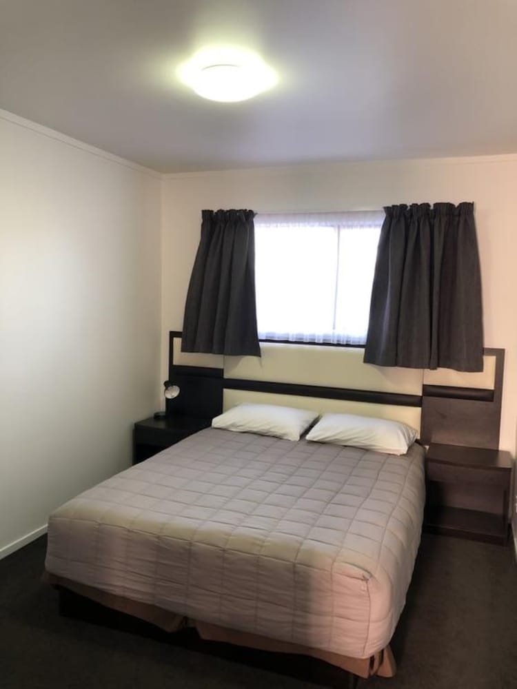 Grosvenor Motor Inn 11/50