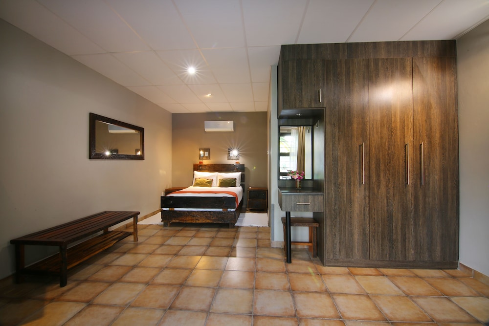 Kalahari Arms Hotel 48/69