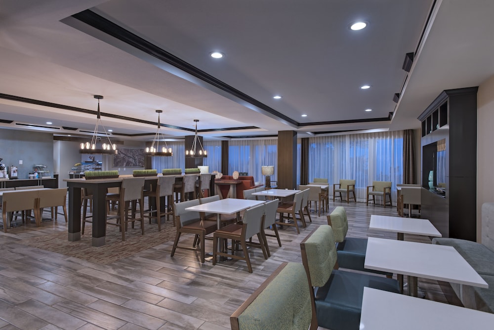 Holiday Inn Express Suites Austin Nw Four Points 37/51