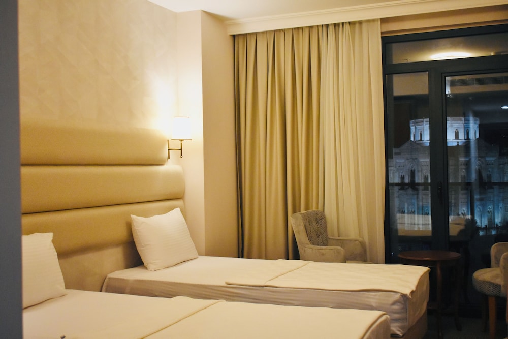 غرفة بسرير كوين بشرفة، Istanbul Midpoint Hotel 8/10