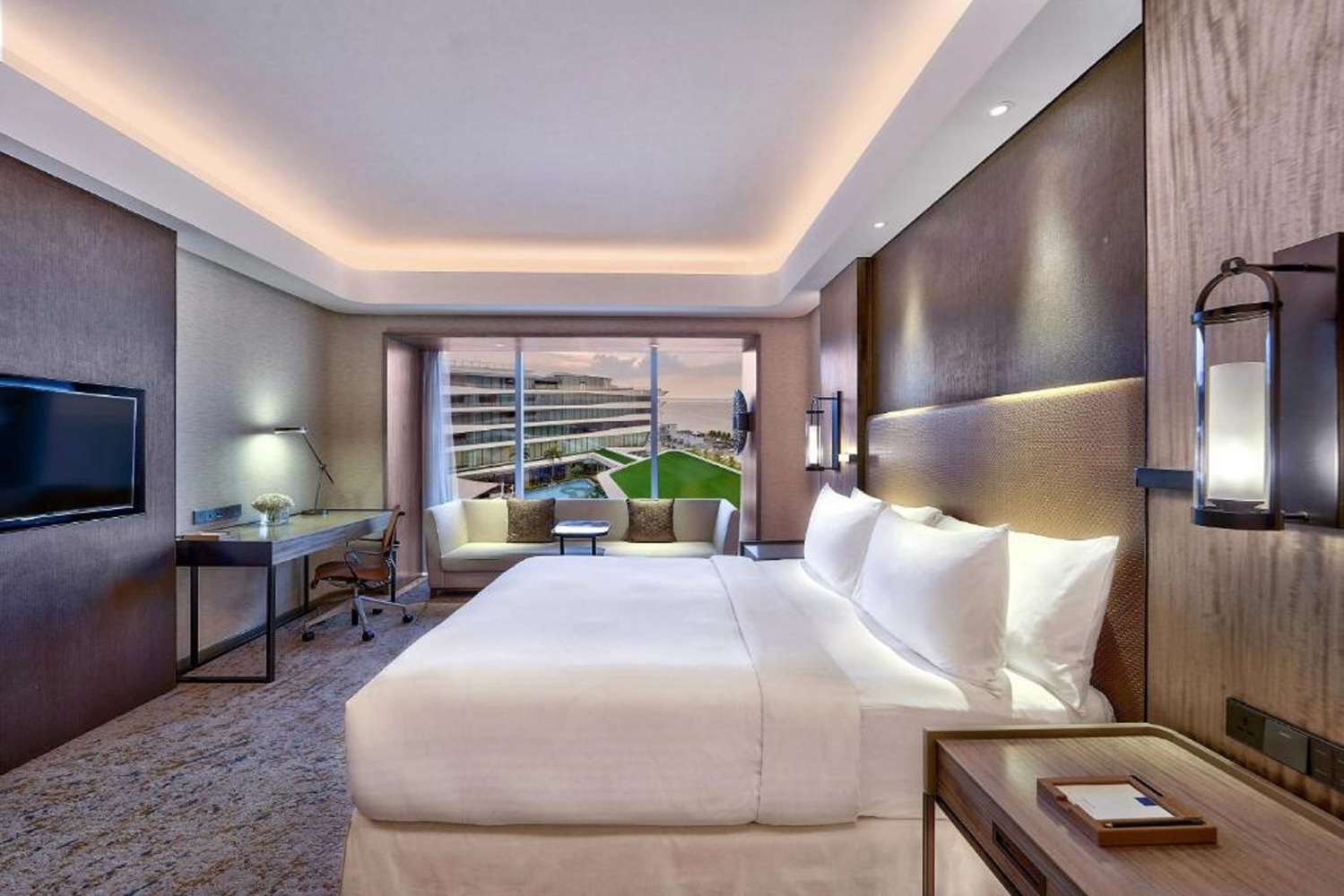 Deluxe, King Bed, Partial Bay View, Pool View
