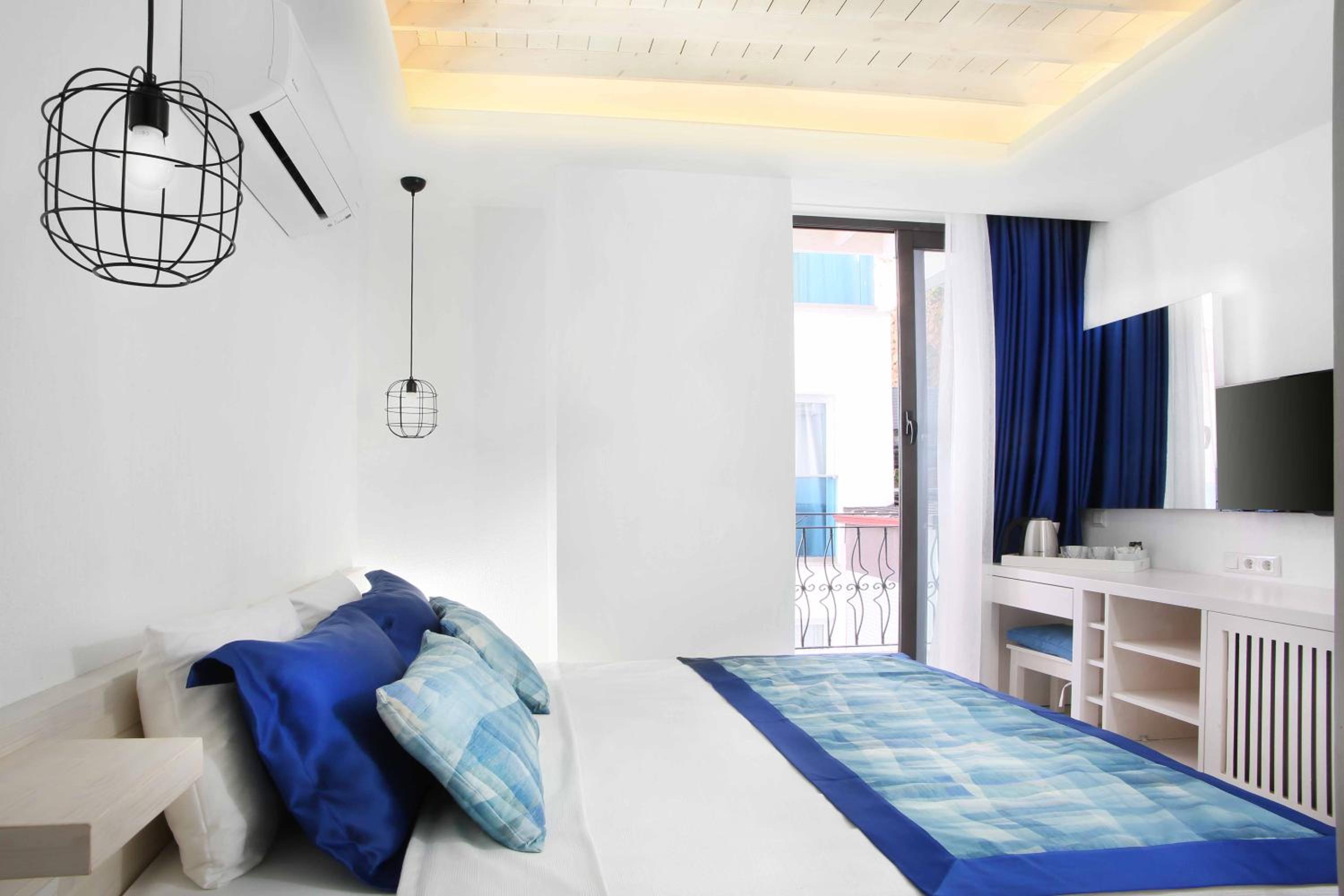 Standard, Double Bed, Side Sea View