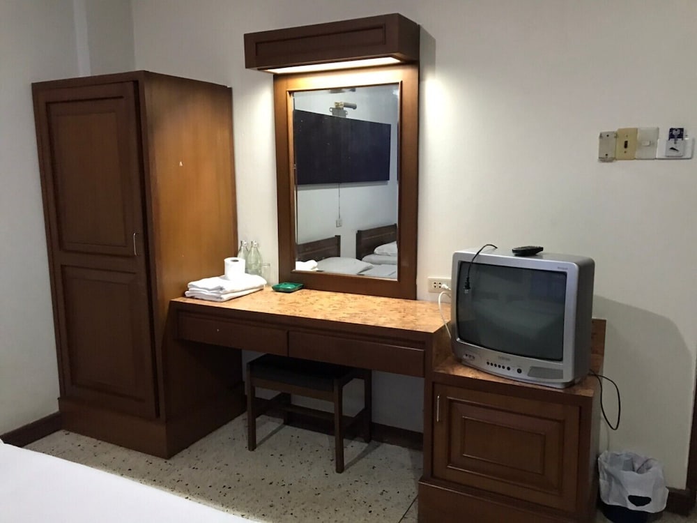 Petch Pailyn Hotel 34/37