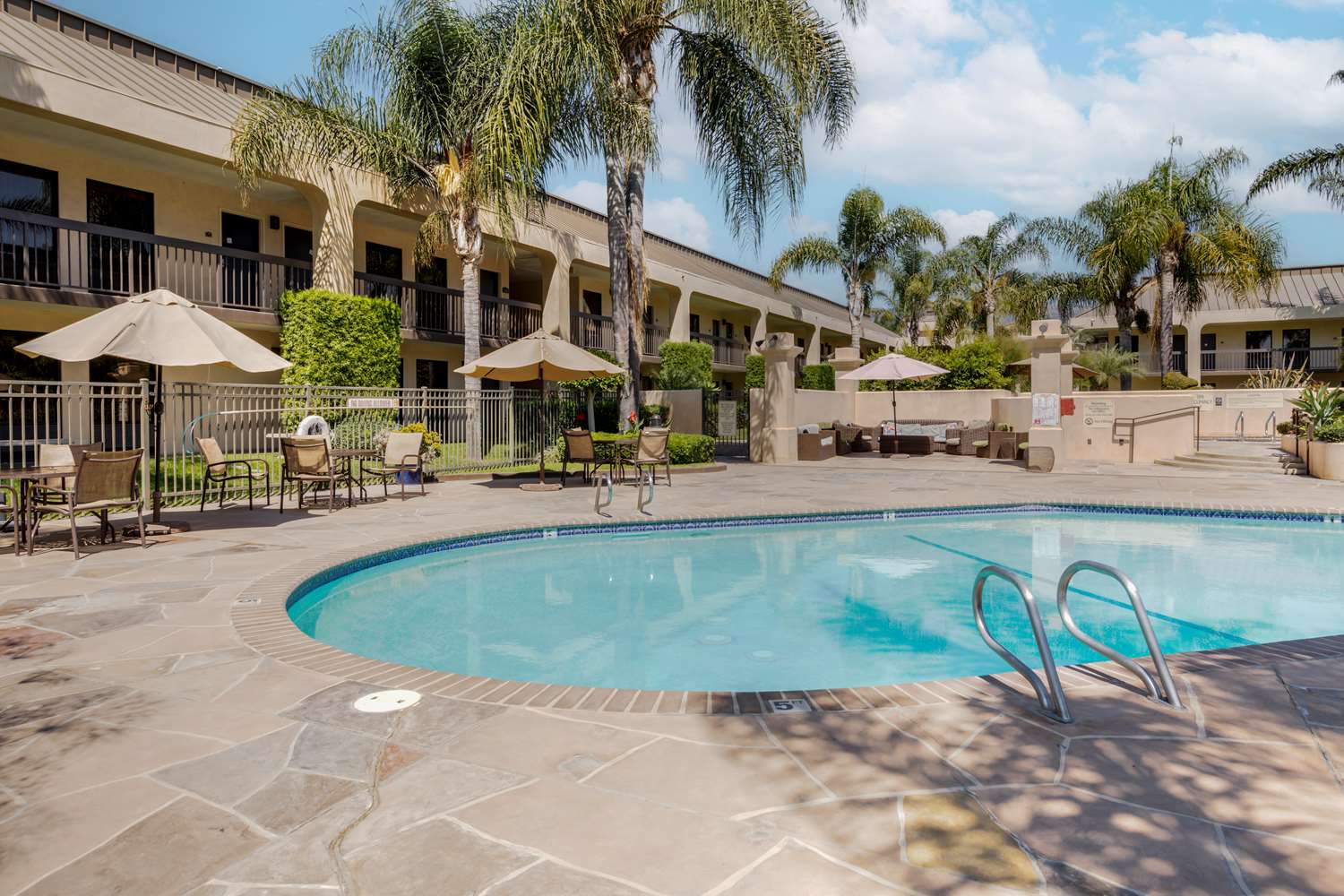 Best Western Plus South Coast Inn 68/72