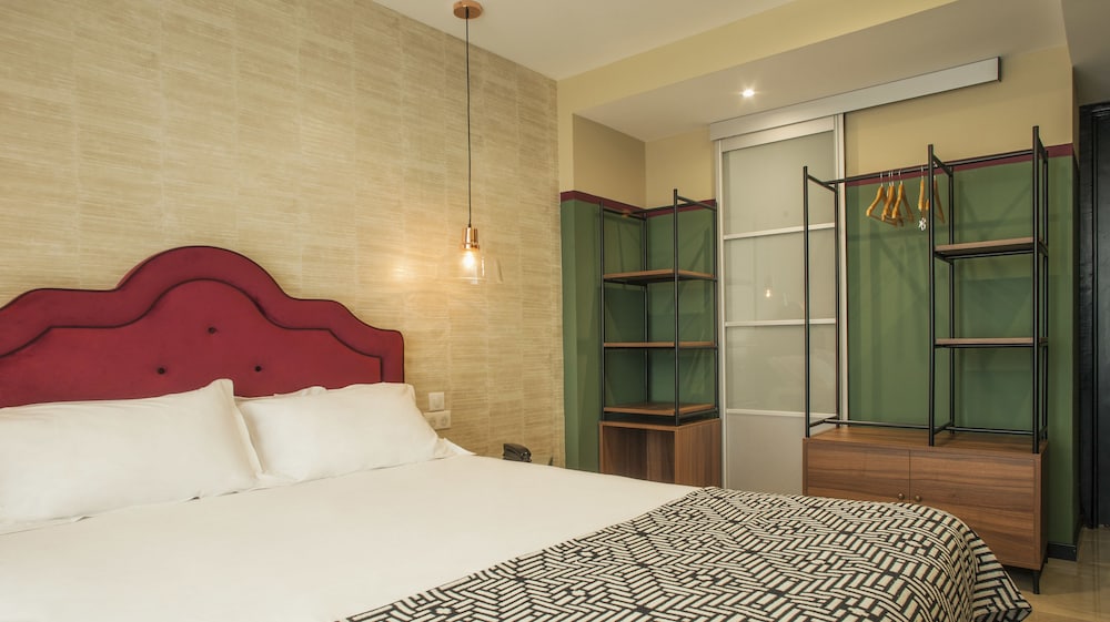 La Pietra Hotel Restaurant 11/50