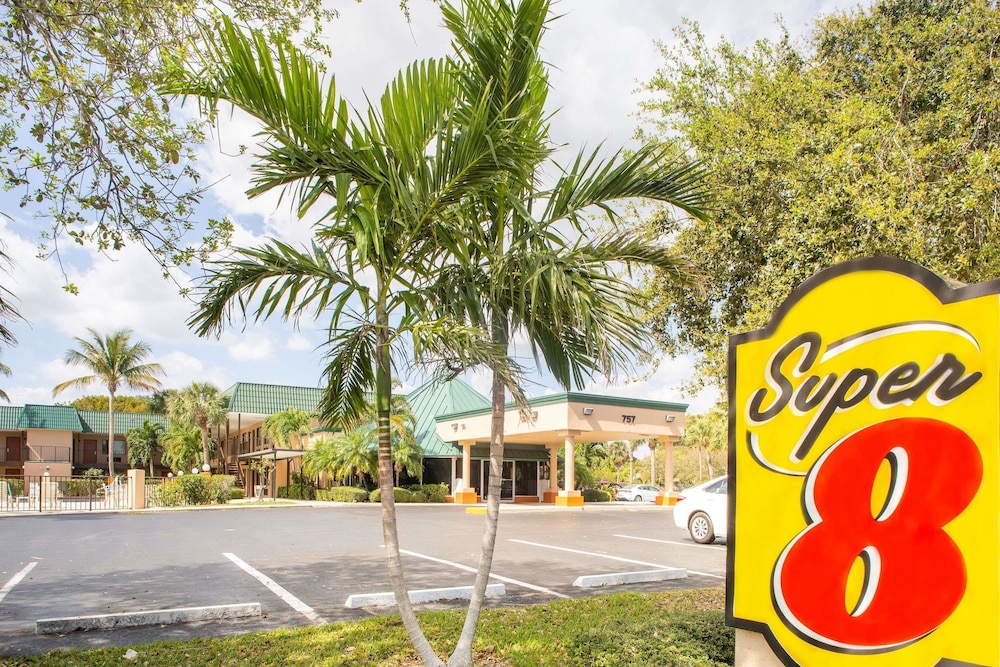 Super 8 By Wyndham North Palm Beach 7/58