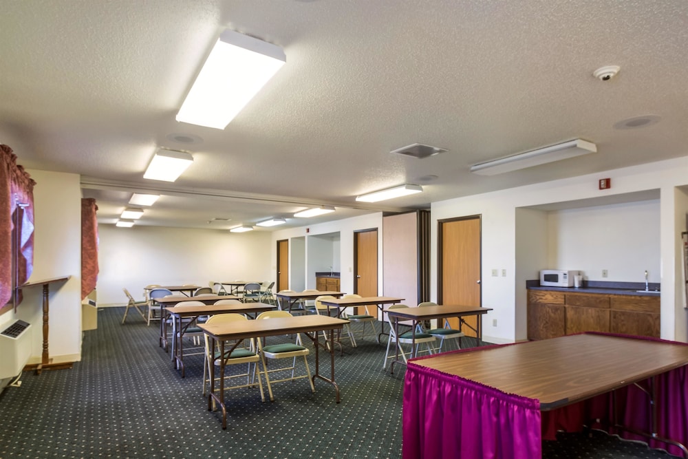 Motel6 Saukville, WI 46/54