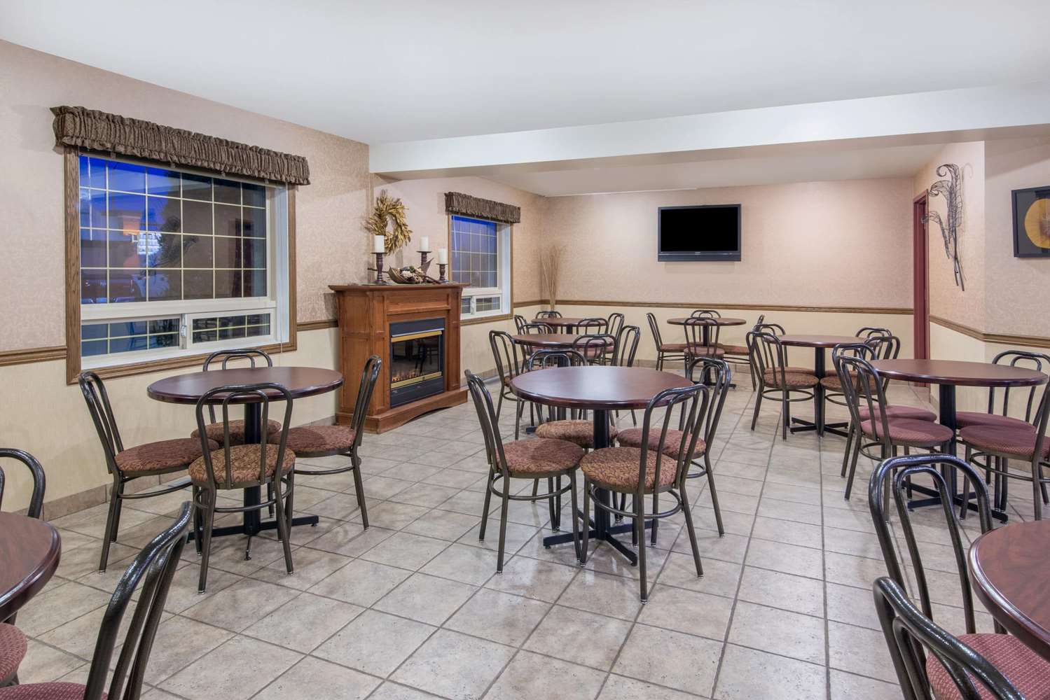 Ramada By Wyndham Lloydminster 21/27