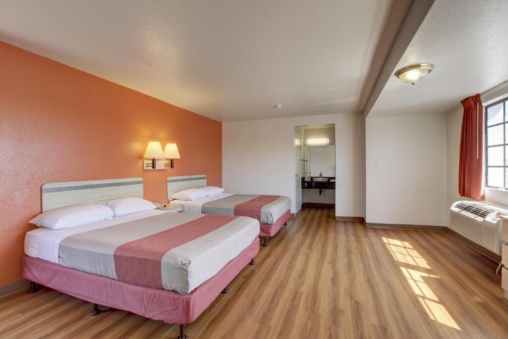 Motel6 Bellflower, CA - Los Angeles 20/65