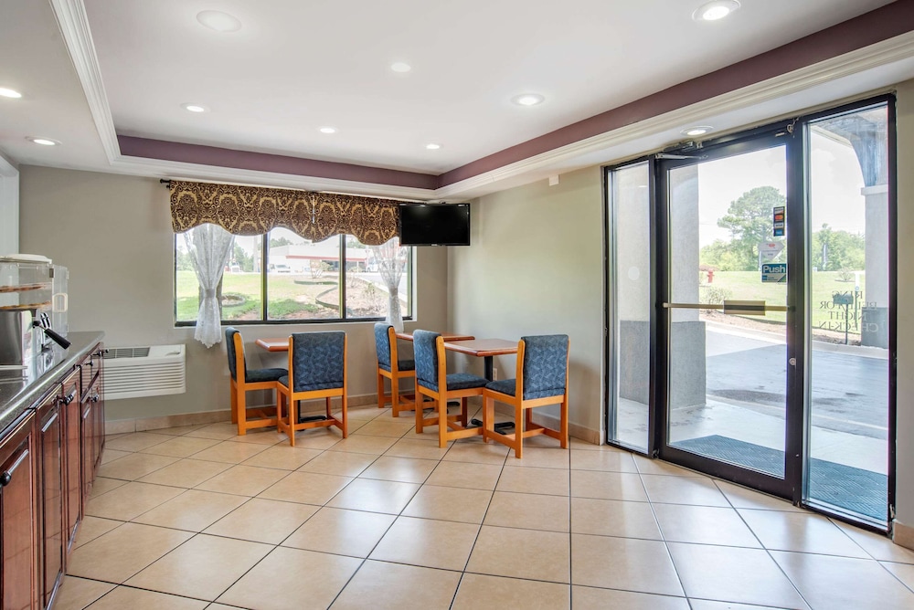 Econo Lodge Inn & Suites Evergreen 21/24