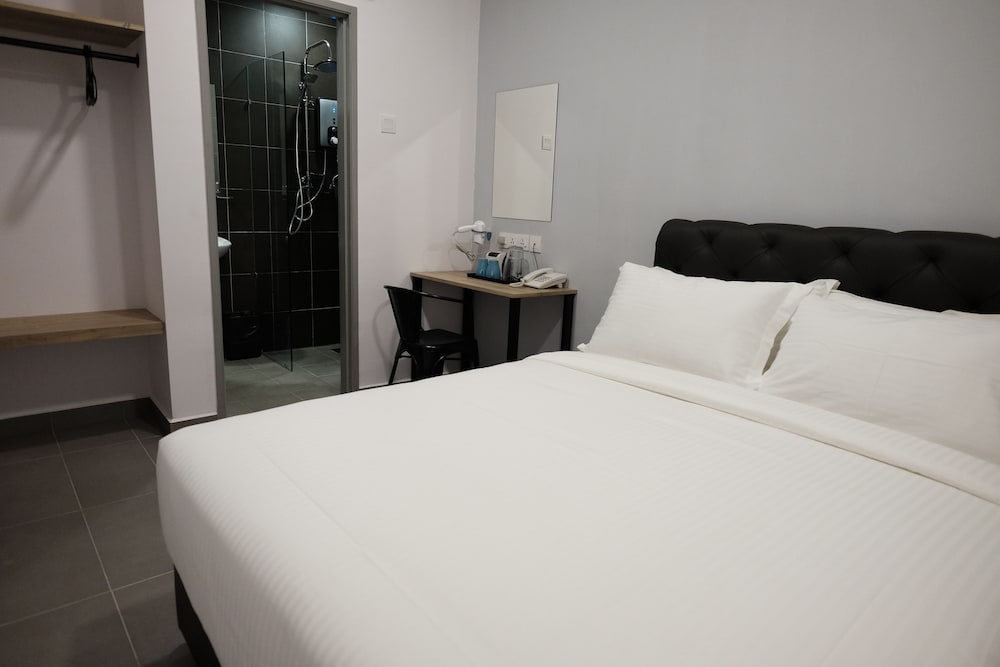 B Lot Hotel 12/51