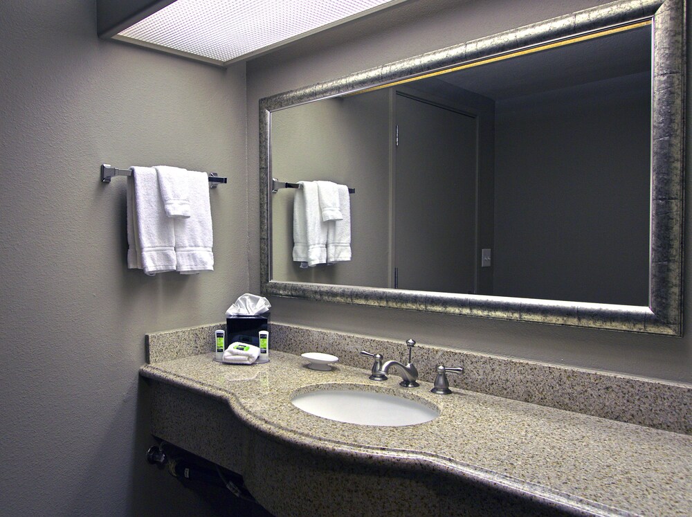 Executive Inn And Suites 17/51