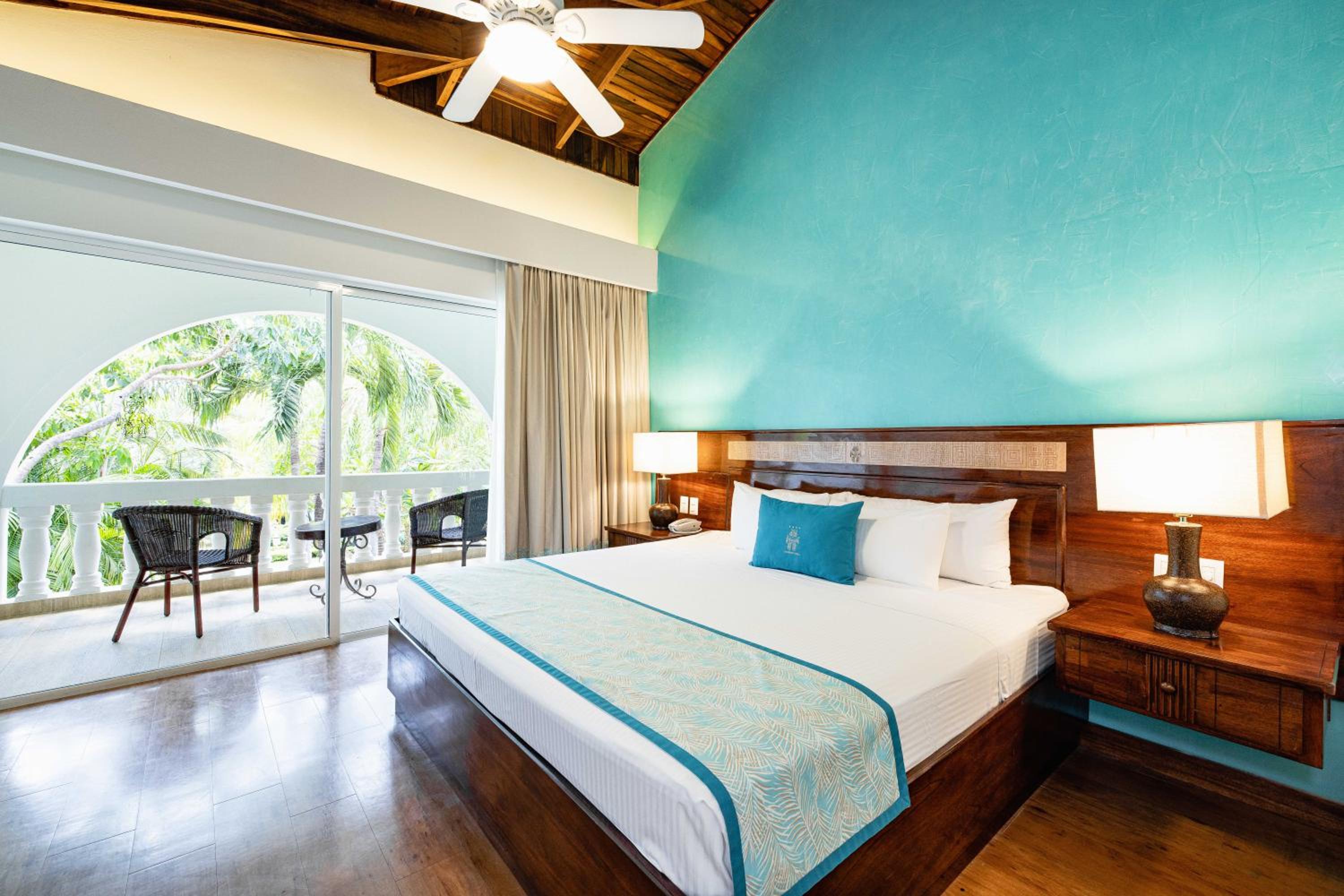 Tropicana, King Bed, Pool View, Adult Only