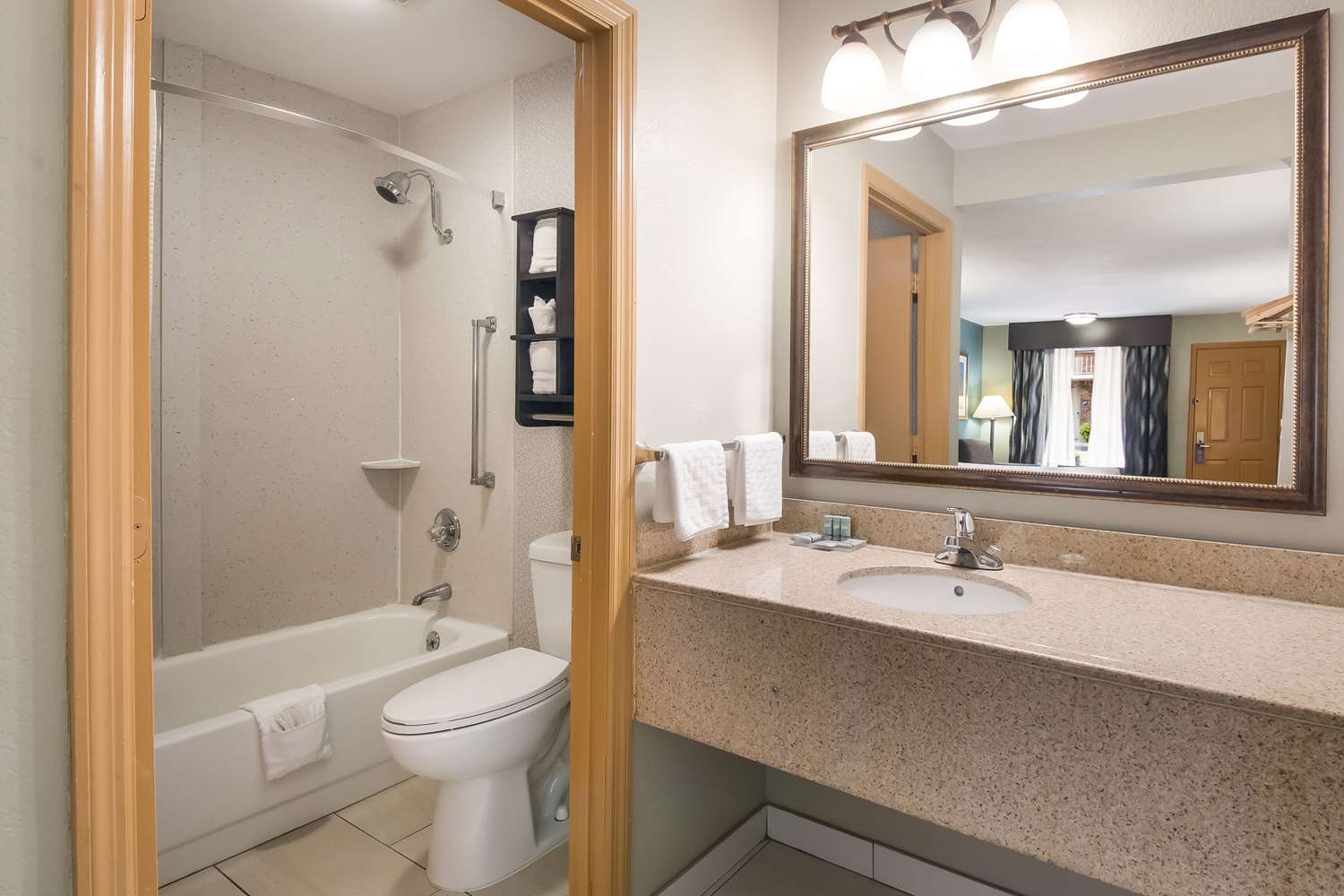جناح بسرير كينج بغرفتين مع أريكة بمطبخ، Best Western Inn Winchester 2/2