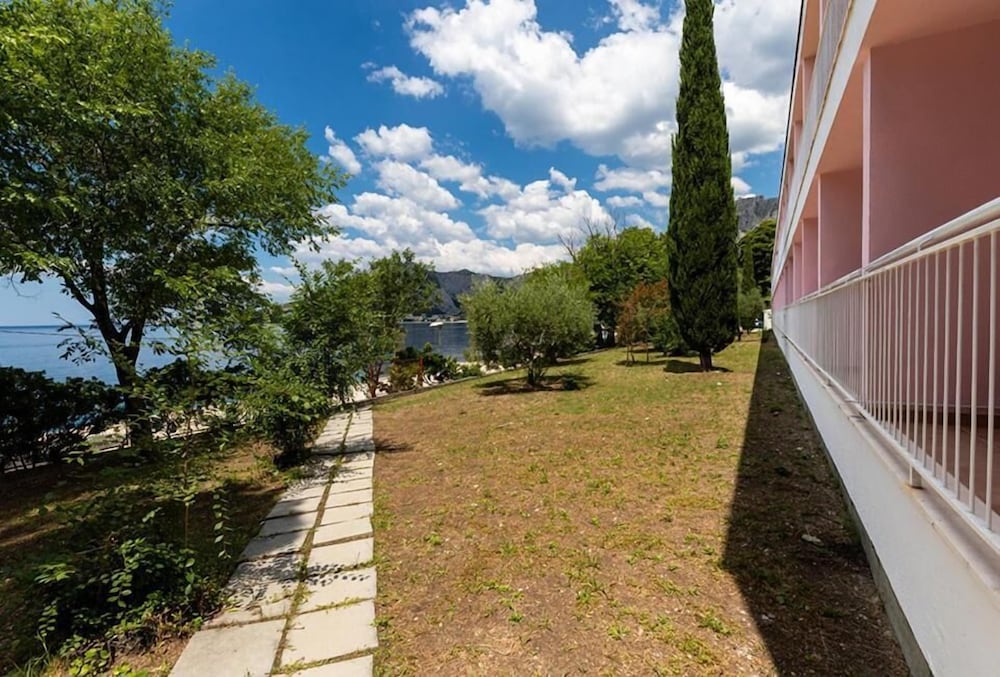 BRZET HOTEL OMIS 48/50
