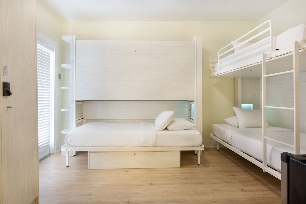 Nyah Key West Adult Only 24/65