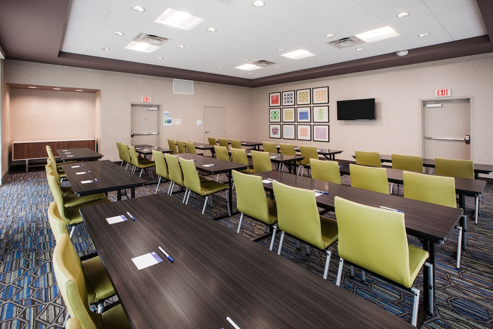 Holiday Inn Express Hotel & Suites Canton 28/37