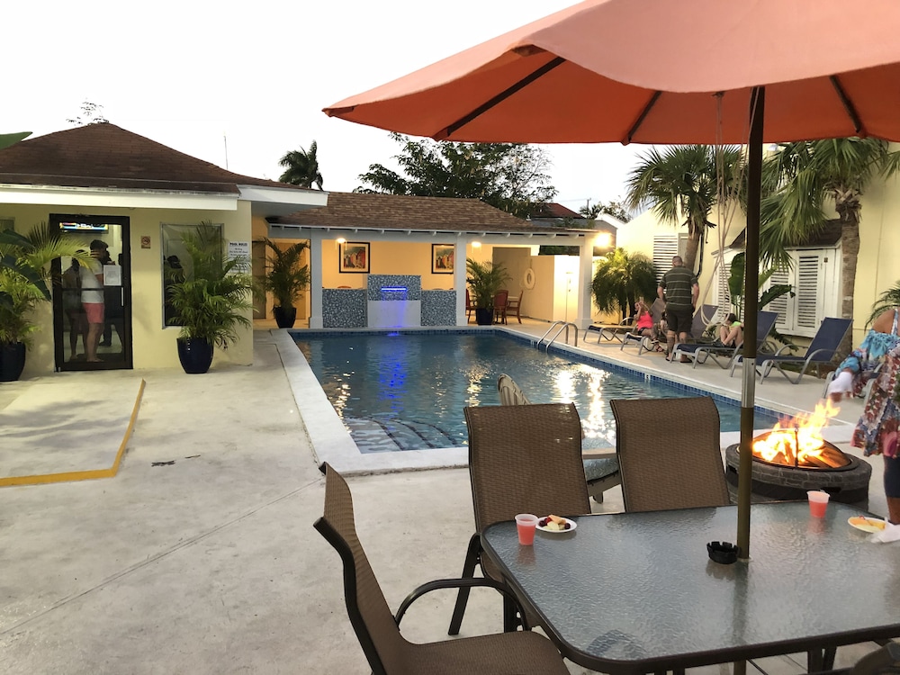 THE COLONY CLUB INN AND SUITES 12/55