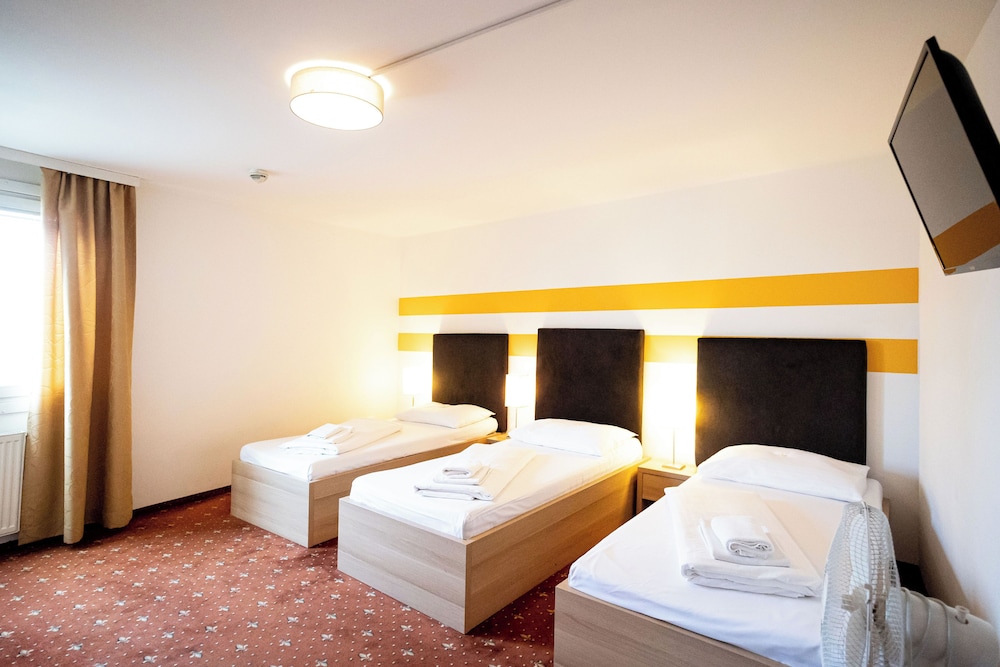 ROOM, TRIPLE