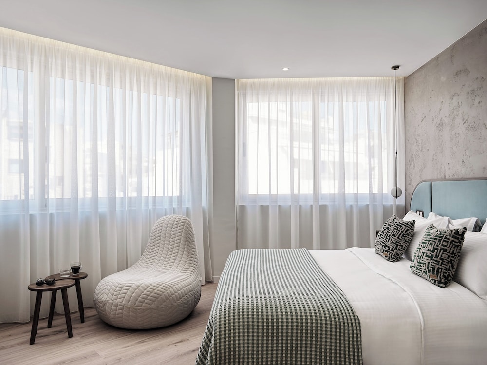 SUPERIOR, DOUBLE BED, CITY VIEW