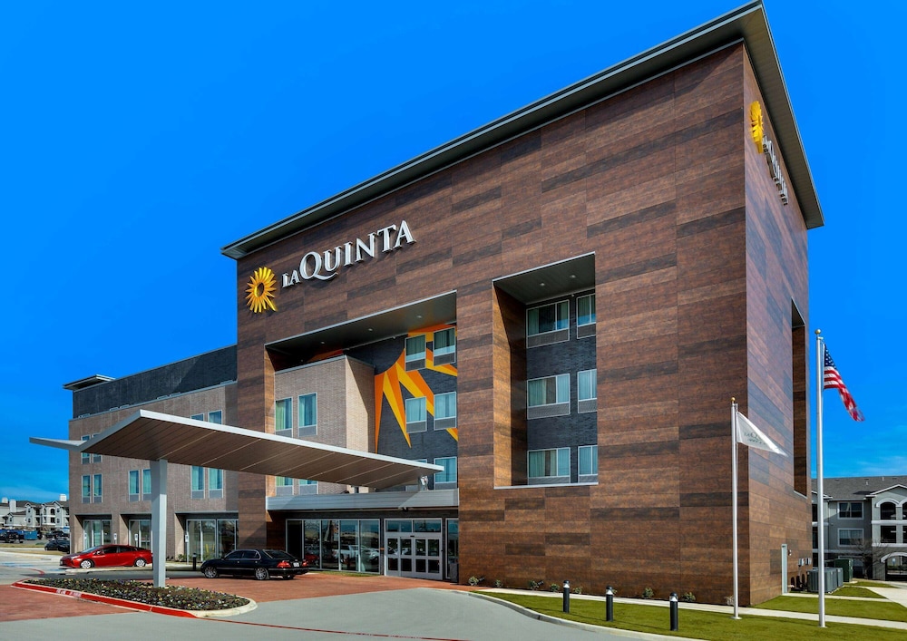 La Quinta Inn & Suites by Wyndham DFW West-Glade Parks 1/47