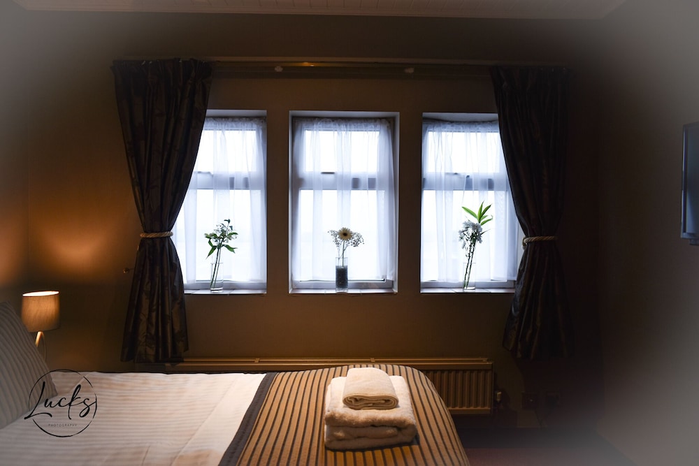 Pennine Manor Hotel 28/40