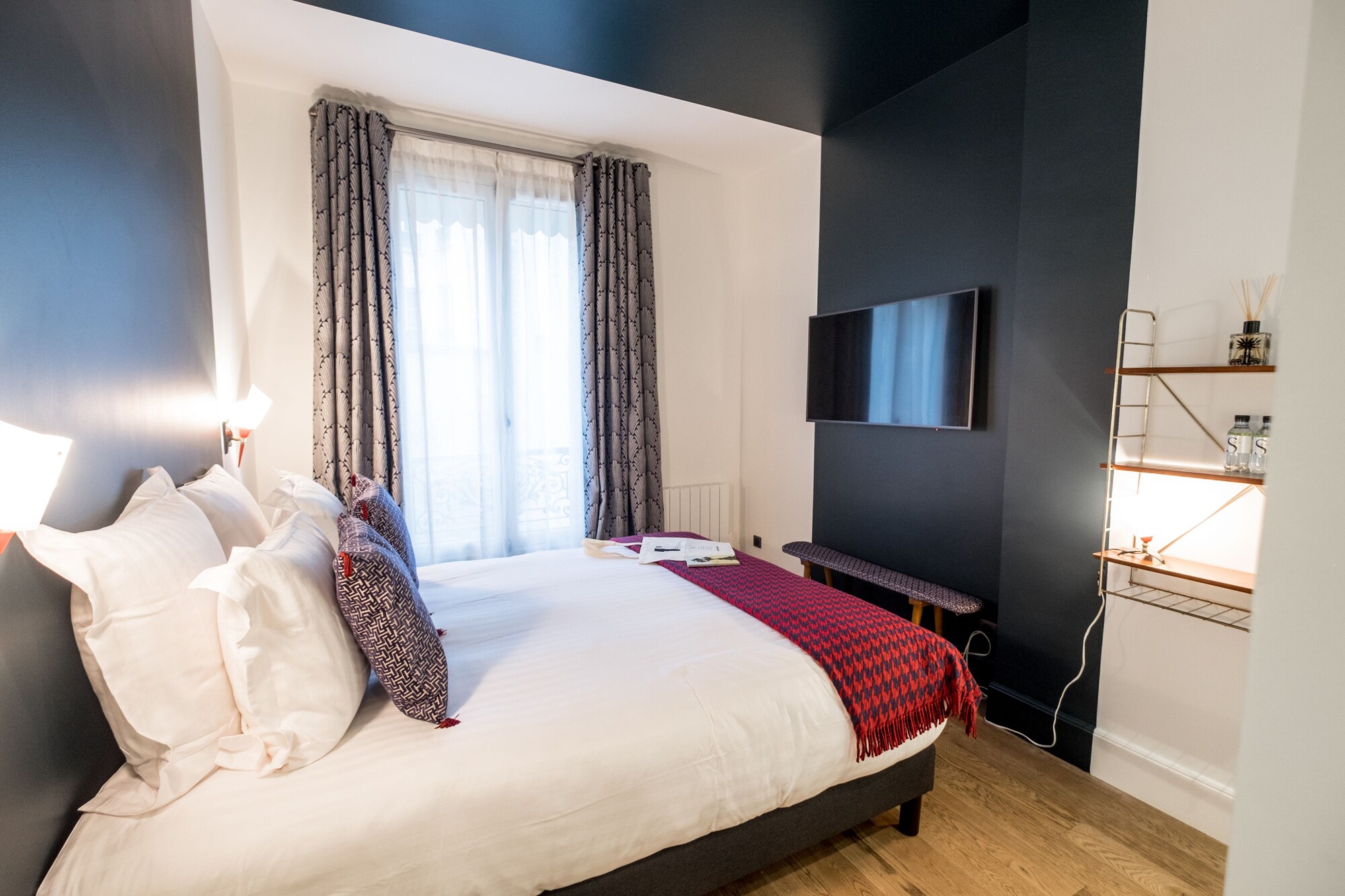 SUPERIOR, QUEEN BED