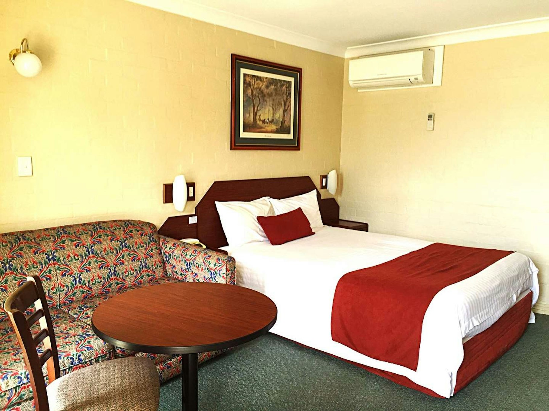 TOWN SQUARE MOTEL 4/37