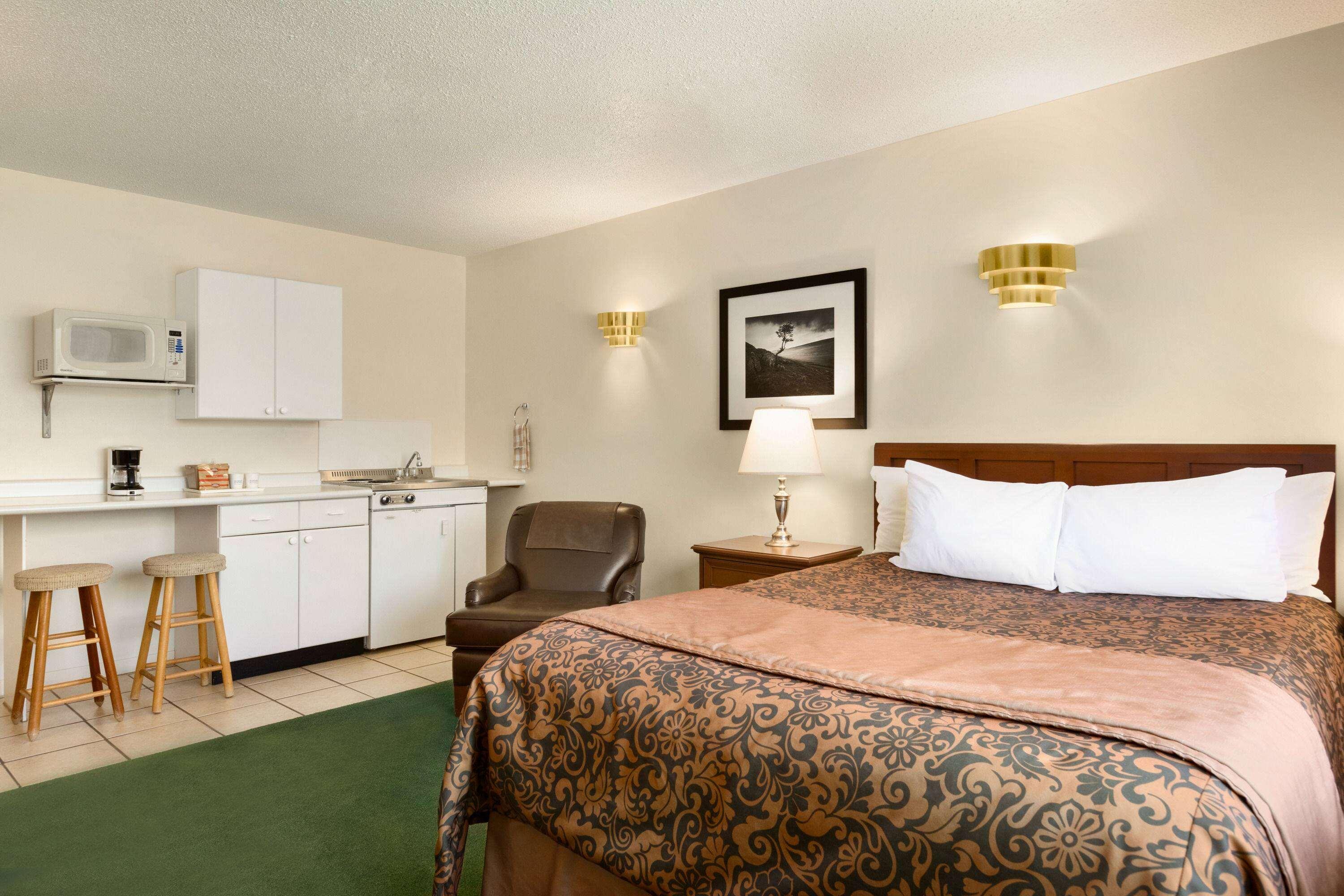 Efficiency, Queen Bed