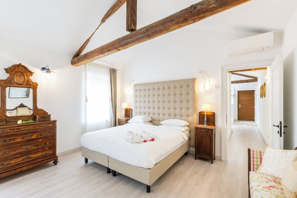 2 Bedrooms, Deluxe, Suite, King and Twin Beds, Partial Lake View, Annex