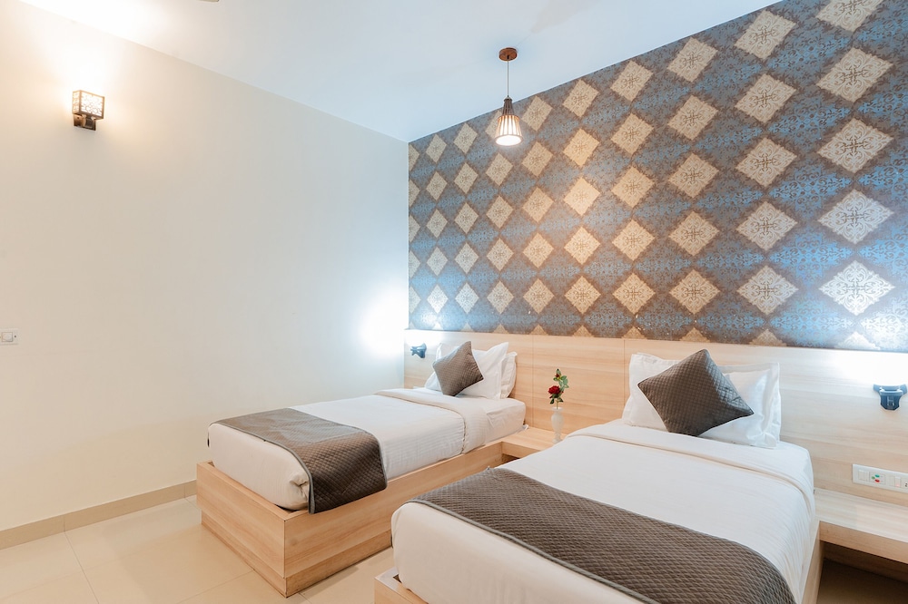 Fabhotel Signature Inn 24/50