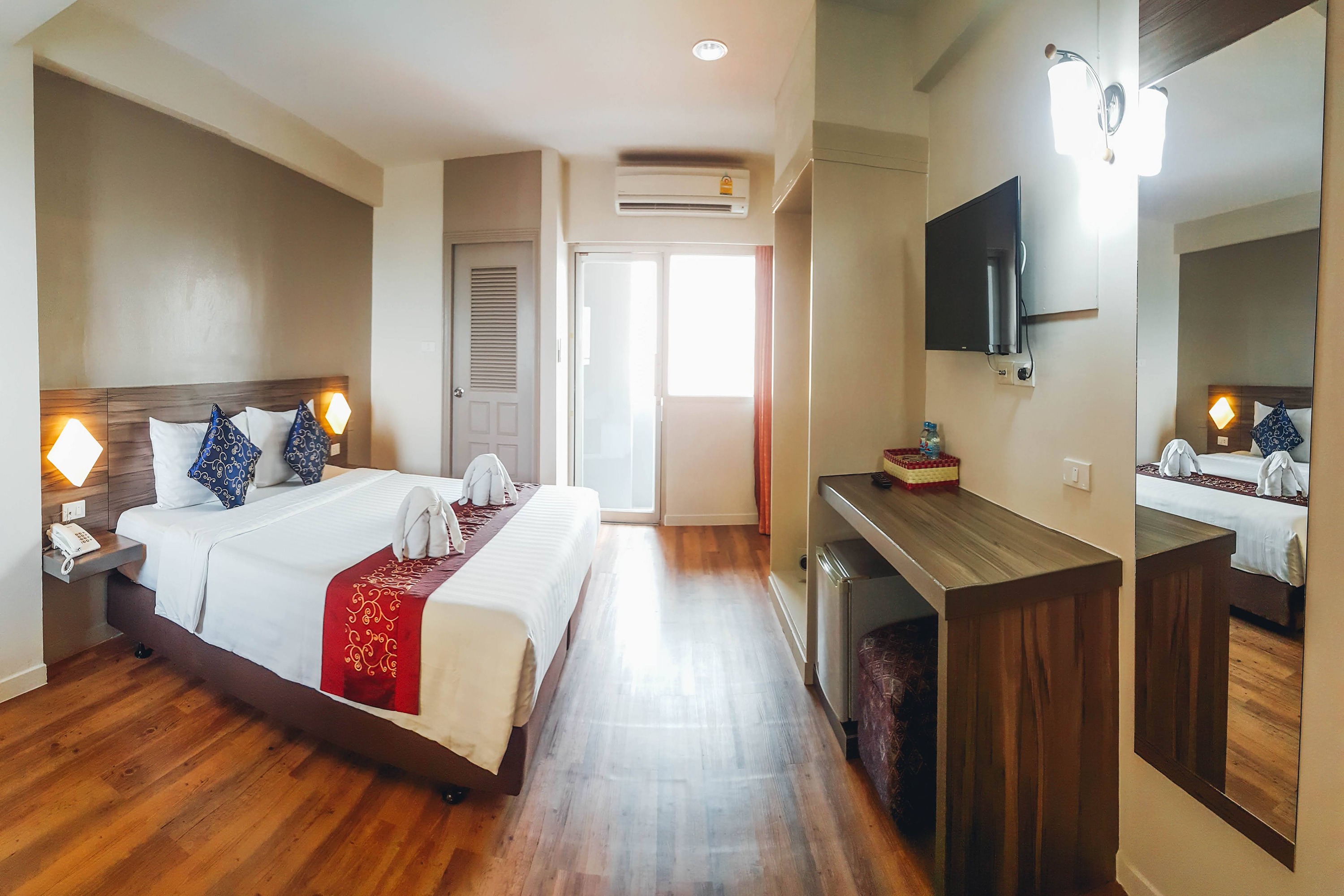 DELUXE, KING BED