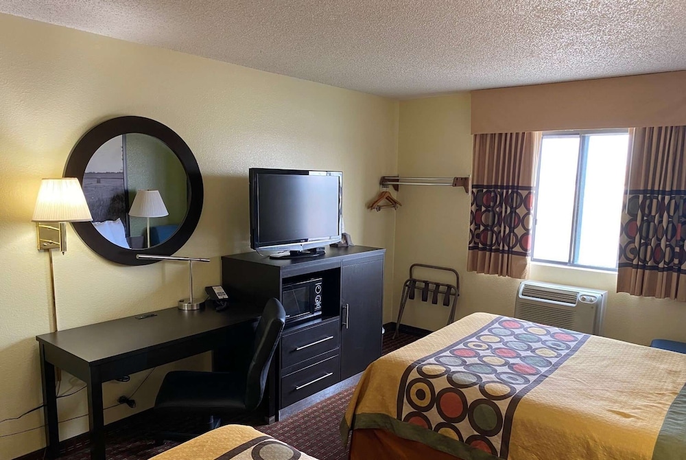 Super 8 by Wyndham Colby 23/42