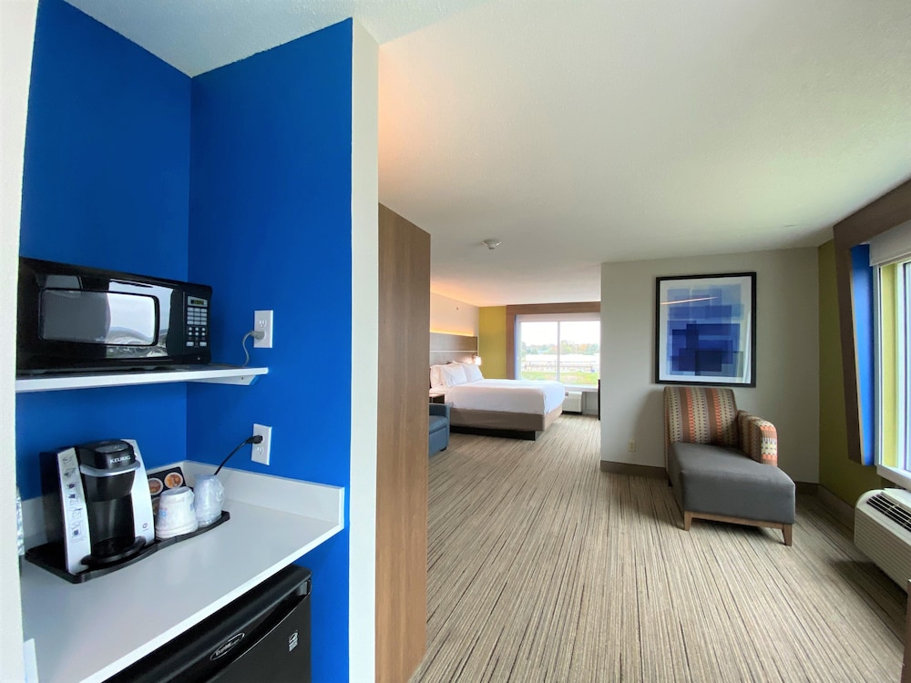 Holiday Inn Express Suites Somerset Central 41/76