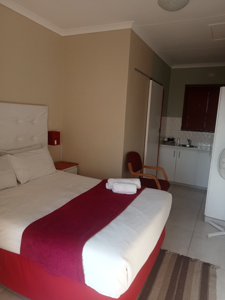 Emampingeni Lodge 6/16