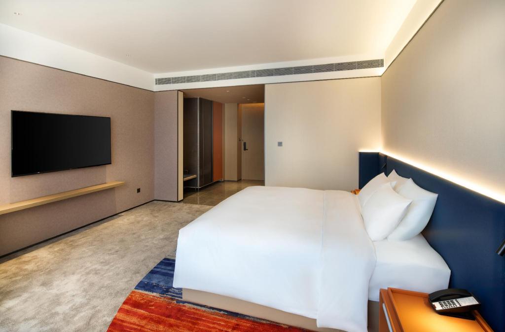 STANDARD, DOUBLE BED, CITY VIEW