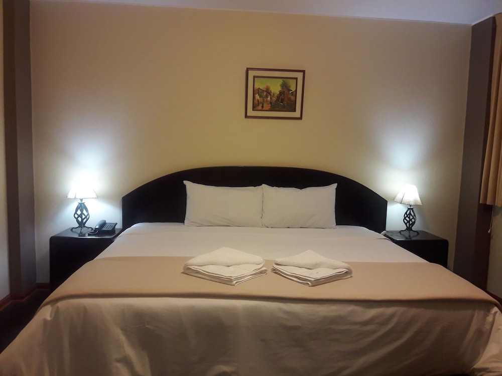 EXECUTIVE, SUITE