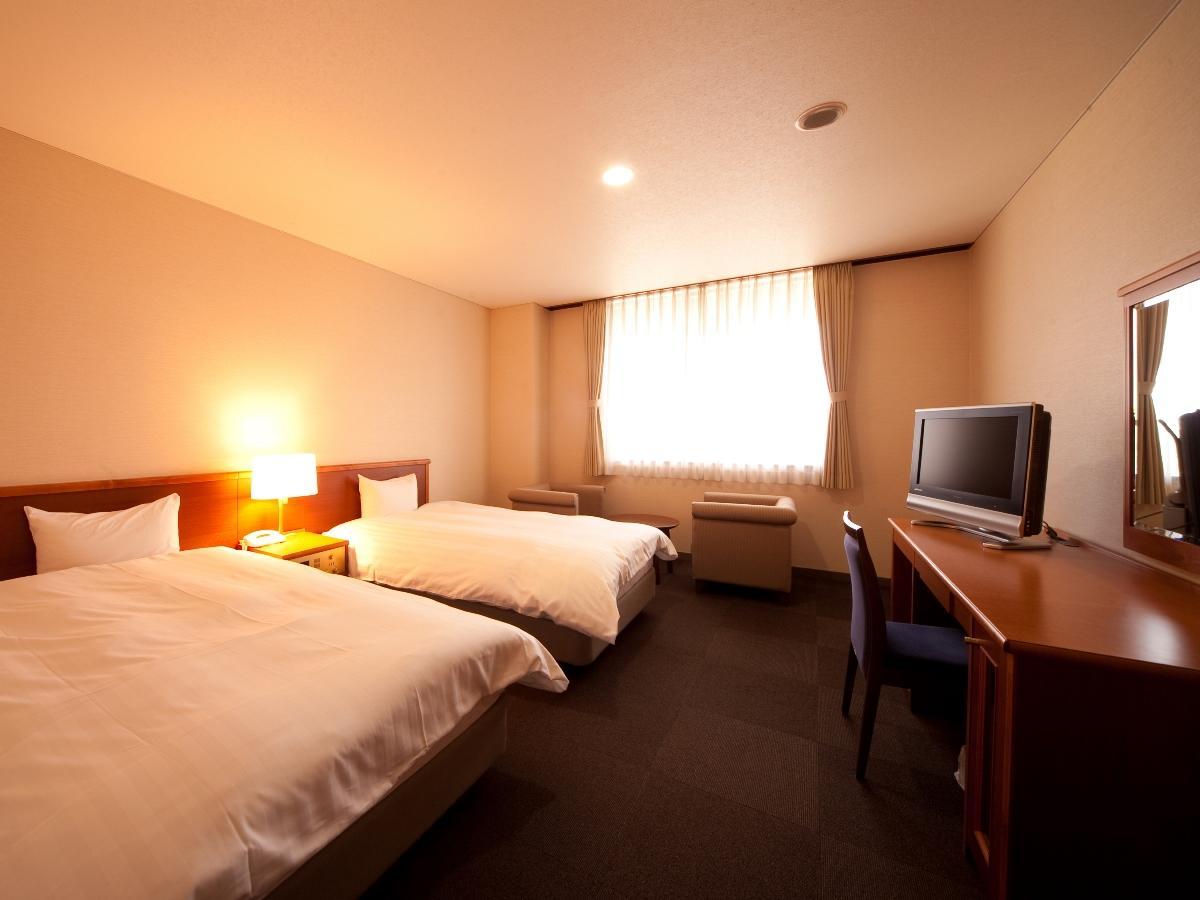 ROOM, TWIN BEDS