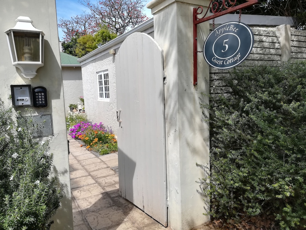 AppleBee Guest Cottages 2/50