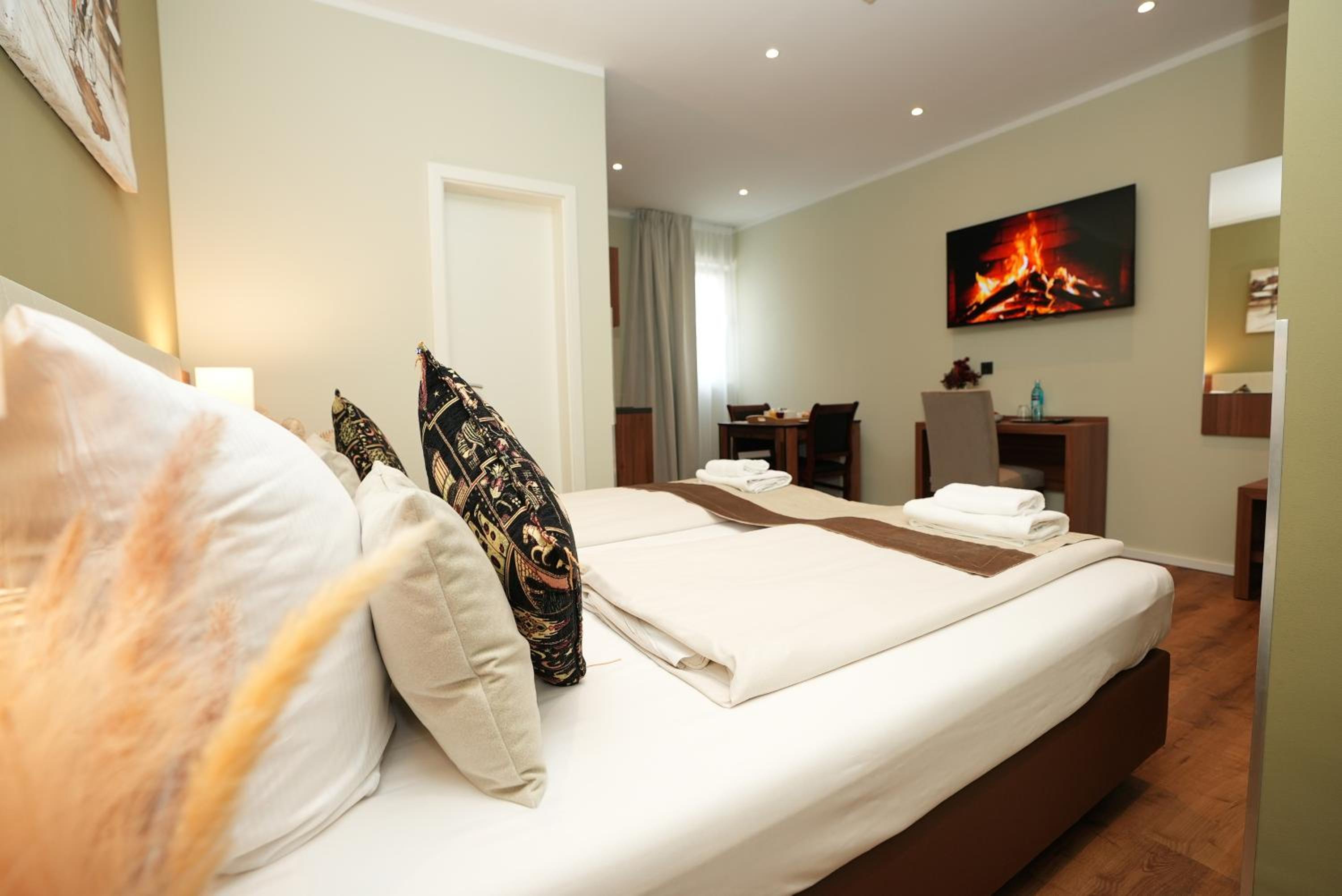Superior, Basement, Studio