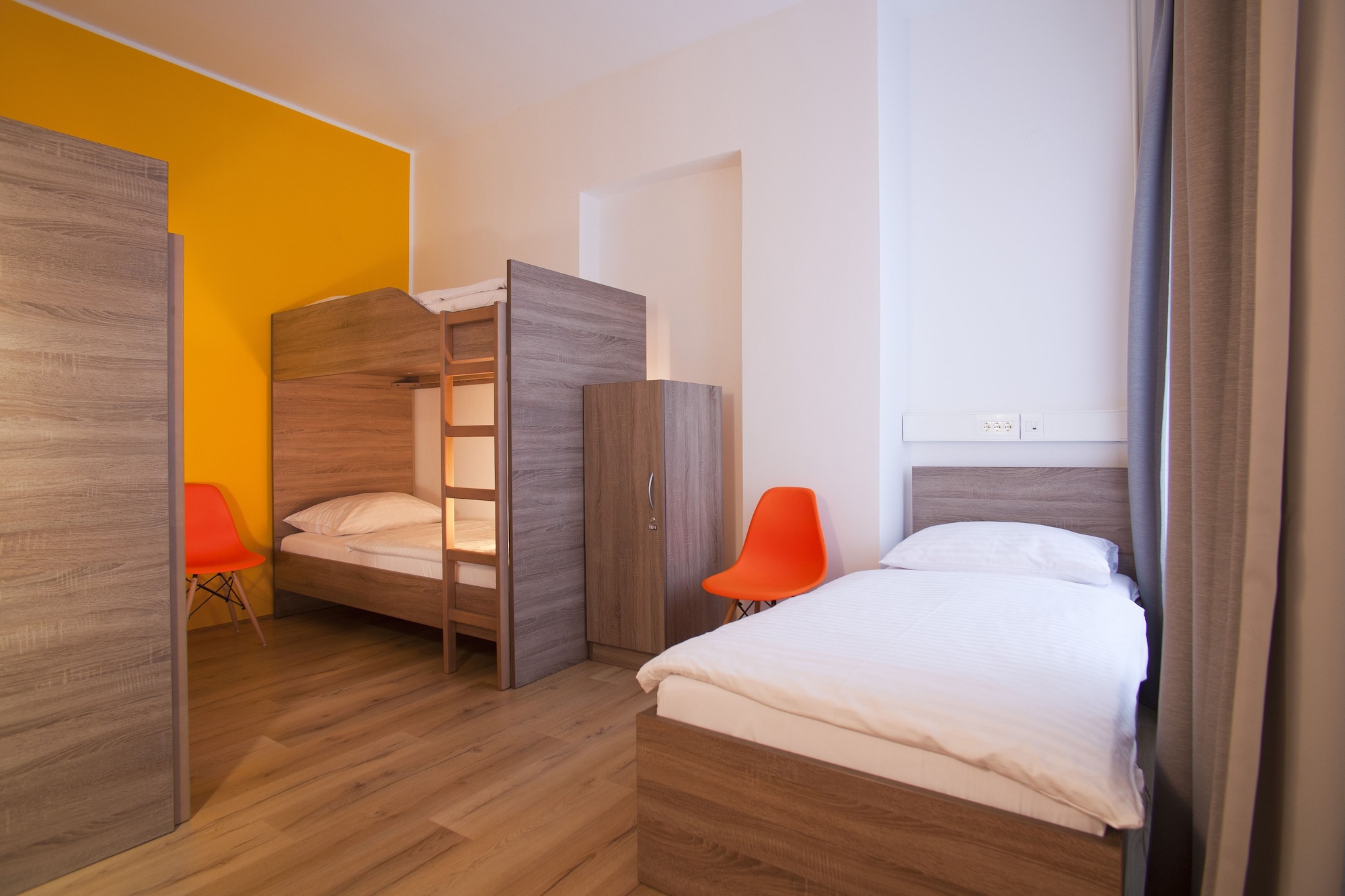 Mixed Dorm, 5 People