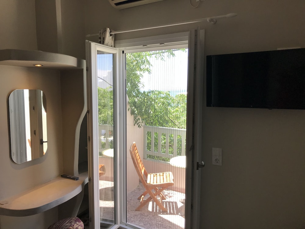 Afrodite Hotel 50/50