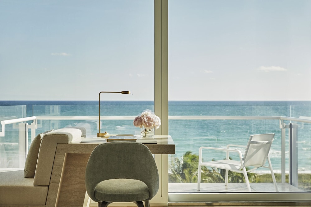 Four Seasons Hotel At The Surf Club 19/56