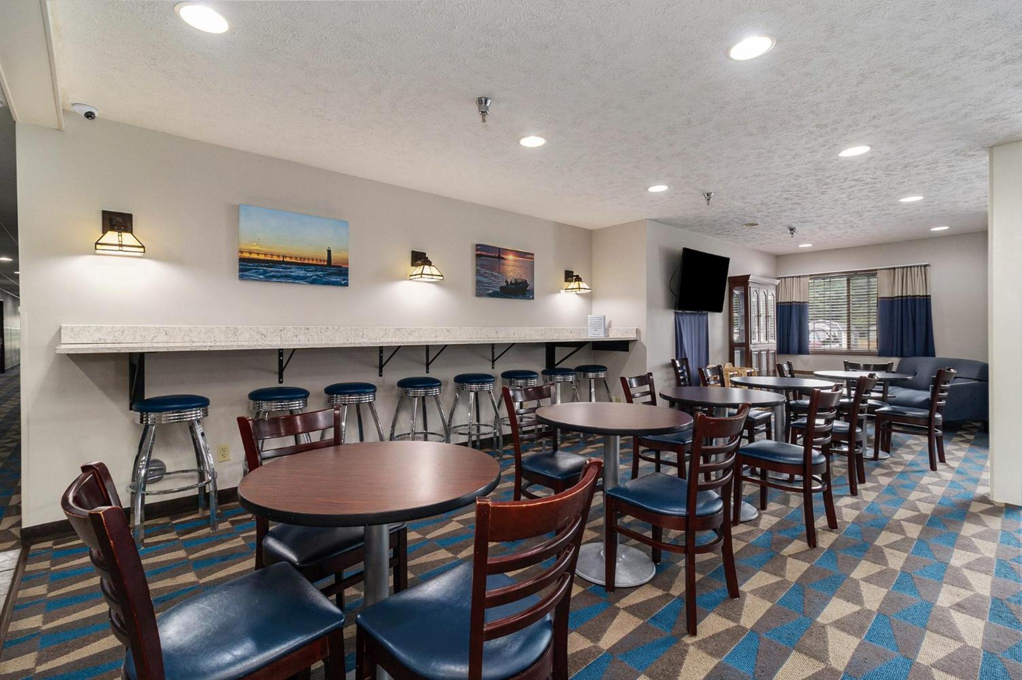Microtel Inn & Suites by Wyndham Manistee 29/50