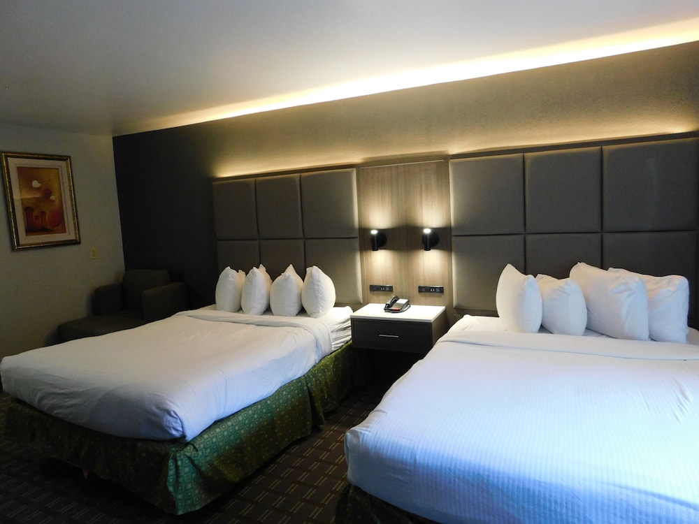 DELUXE, 2 QUEEN BEDS