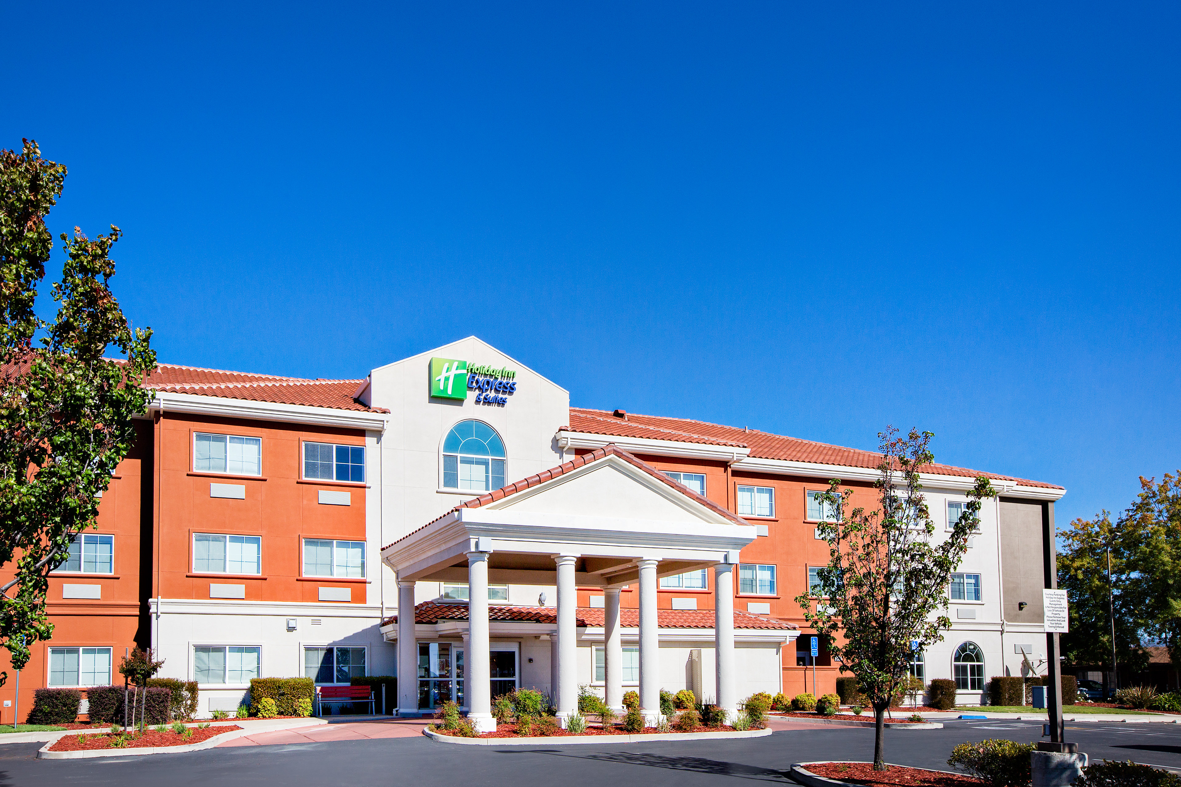 Holiday Inn Express Suites Oroville Lake 3/60