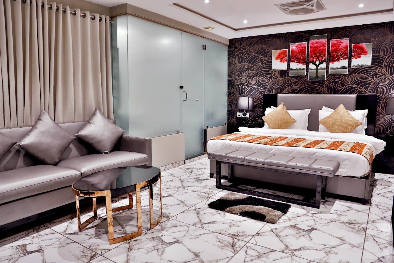 Royal, Suite